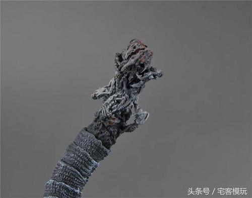 哥斯拉的皮肤质感优秀,纹理和颗粒感十足,摸起来有点扎手…… 质感