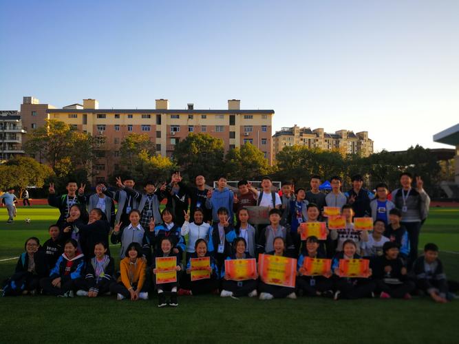 青春中学第十八届运动会——初二三班