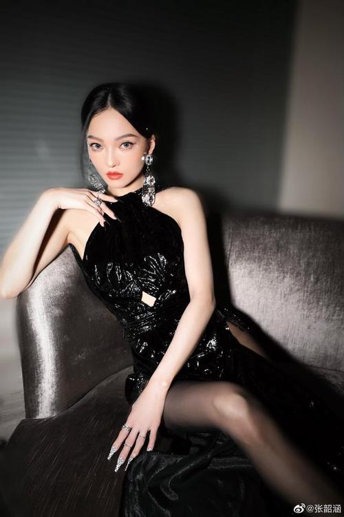 歌手张韶涵近日的穿搭造型,一件黑色的高开叉拖尾挂脖裙也太好看了吧