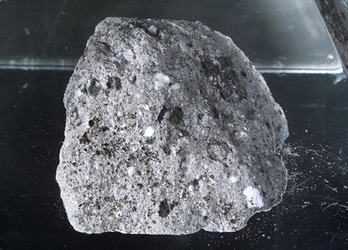 嫦娥5号带回的月壤,与美国的月岩样本相比,两者价值如何?