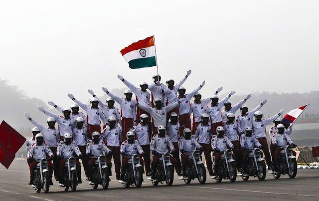 58人骑一辆摩托车还能各种花式表演为何印度阅兵钟爱摩托