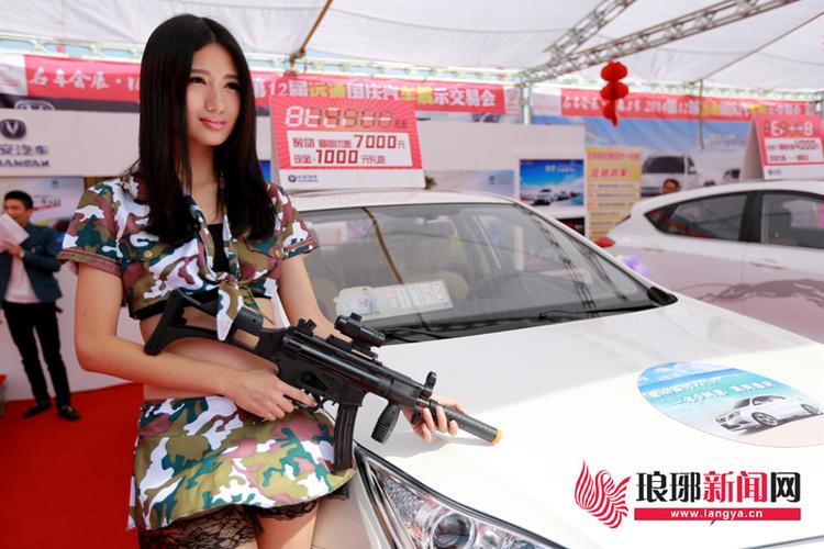 远通国庆车展首日 靓丽车模上演香车美女饕餮宴