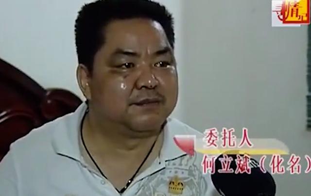 2020年,一个身穿白t恤的何立斌在一处老小区门口揪住了一个男人.