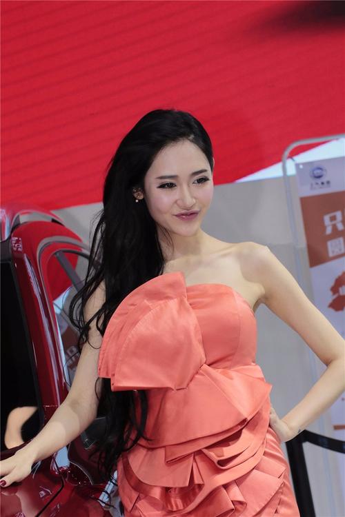 街拍车模,性感的桔色抹胸蓬蓬裙美女,美丽的笑容融入