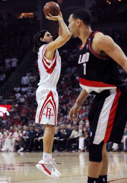 2021年了,斯科拉还在穿100元的安踏低端篮球鞋?