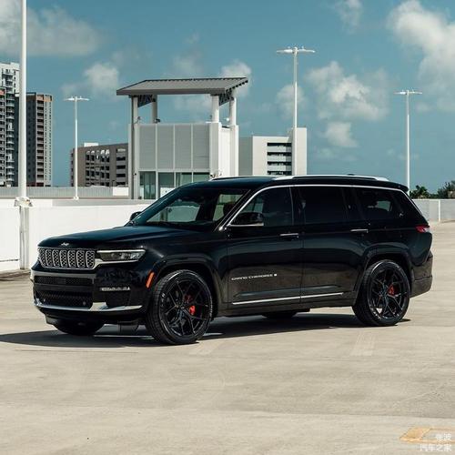 全新jeep大切诺基l黑武士的风格真是帅气