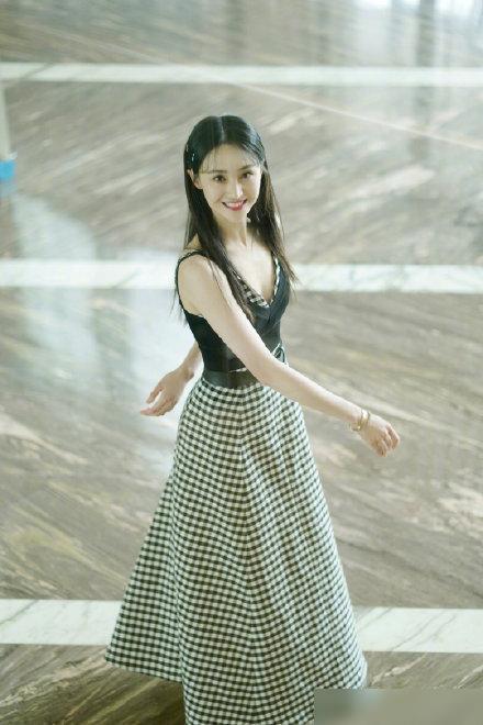 郑爽格子裙,长发披肩随风飞扬,双眸明亮清秀,少女感十足