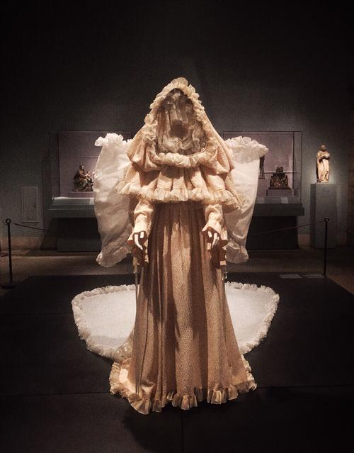 heavenly bodies:fashion and the catholic imagen.