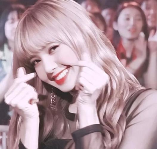 甜酷少女辣lisa,简直是行走的发型参考书