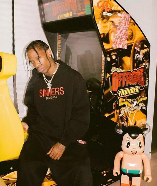 壁纸|除了引爆音乐现场,travis scott的日常造型也是超级嘻哈范