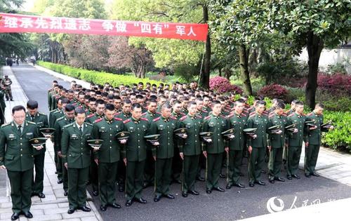 缅怀英烈 武警湖北总队开展清明祭扫活动
