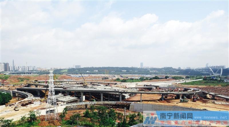 昨日,记者从南宁城建集团了解到,平乐—五象立交桥东西南北主线6月底