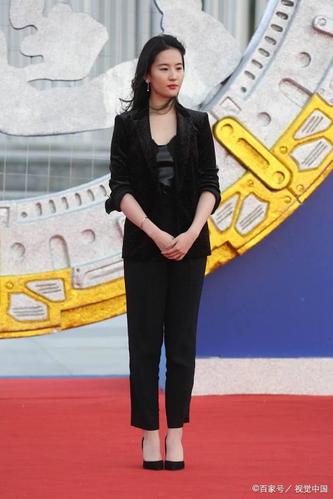 刘亦菲彻底放飞?加大码西装裤还穿出紧绷感,生图效果惨不忍睹