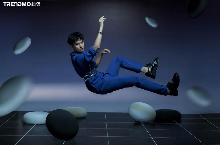 胡先煦佩戴wm小轮胎腕表拍摄"围棋"时尚大片,尽显不羁