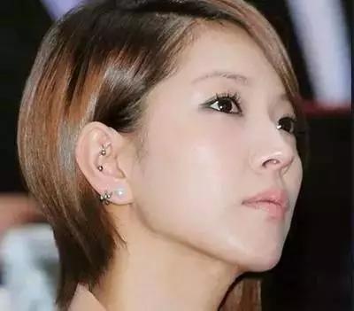 耳边的花耳钉戴在哪个位置最好看