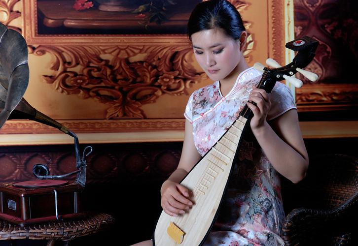 犹抱琵琶半遮面