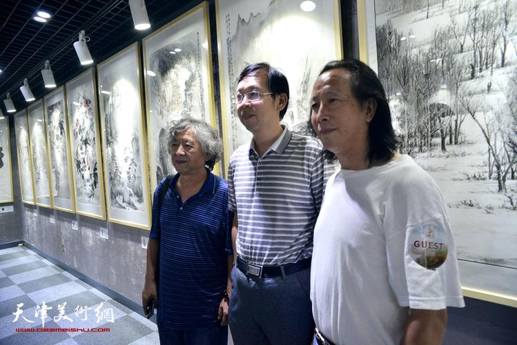左起:刘向东,路洪明,周世麟在画展现场.