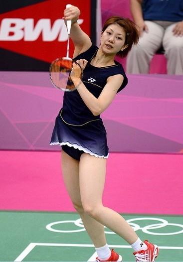 日本女羽齐p短裙频走光潮田玲子露底裤