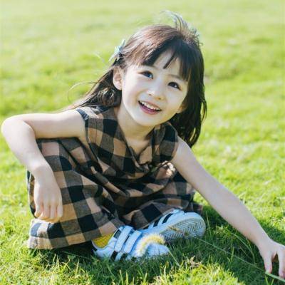 充满夏日气息的甜美小女孩头像:亲爱的,我能为你遮风