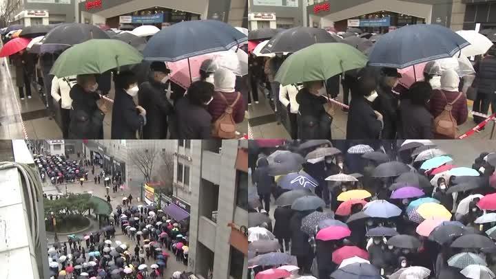 冒雨 排队 购买 紧急物品 戴口罩 人群  隔离 戴口罩