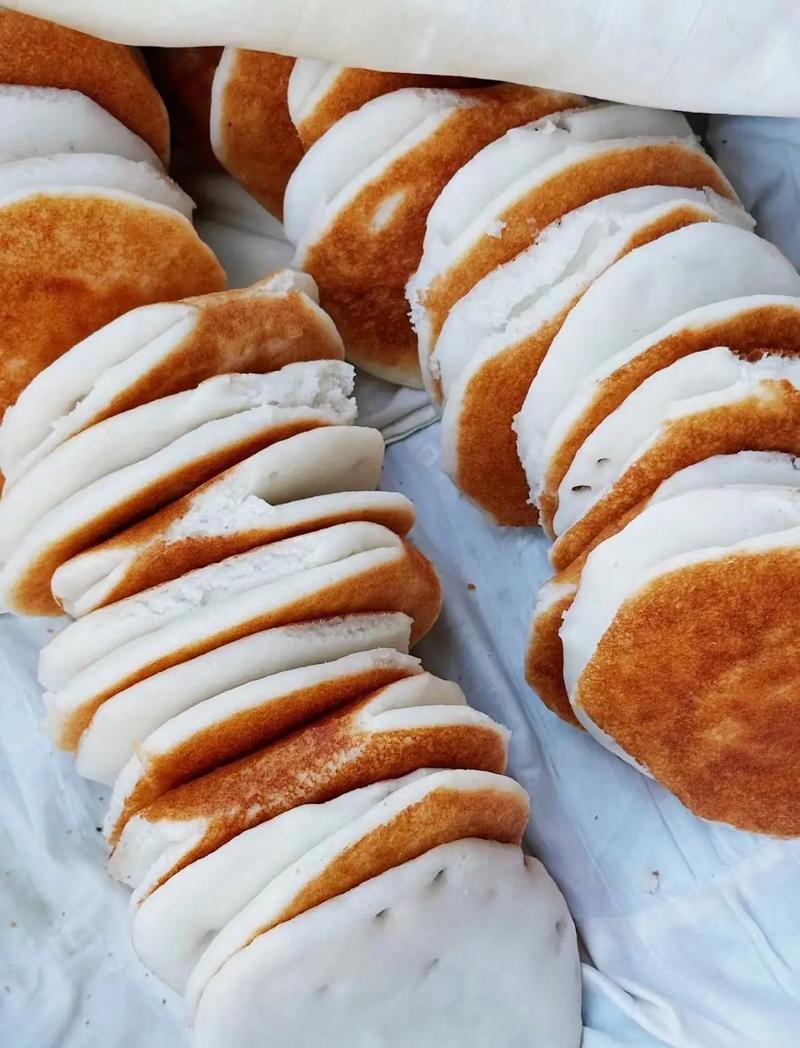 兴化龙虎烧饼,所谓龙虎就是混合半甜半咸.里面有糖有盐有香葱