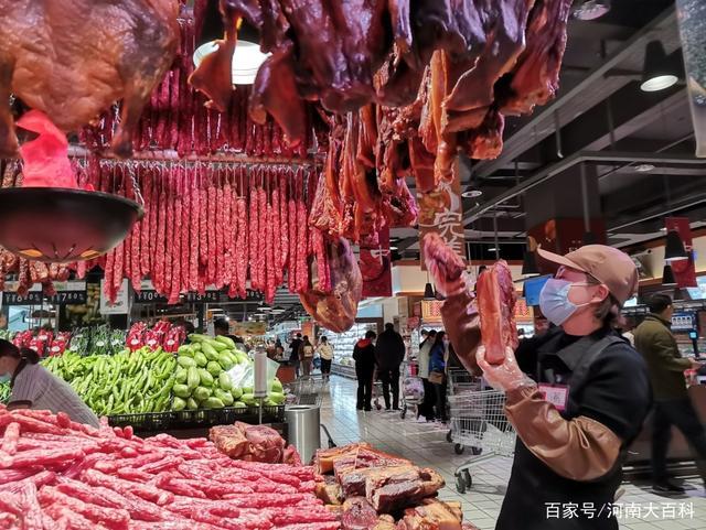 超市的腊肉琳琅满目.