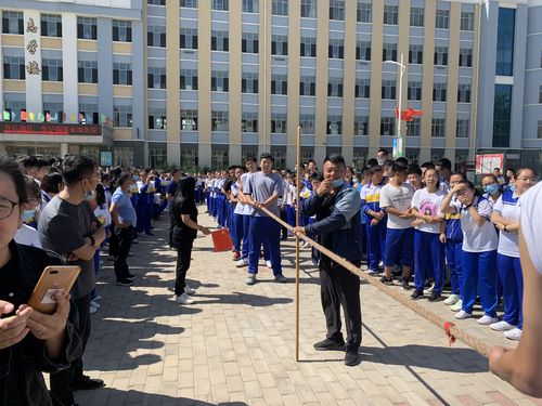 达拉特旗第九中学初三学子迎中考拔河比赛