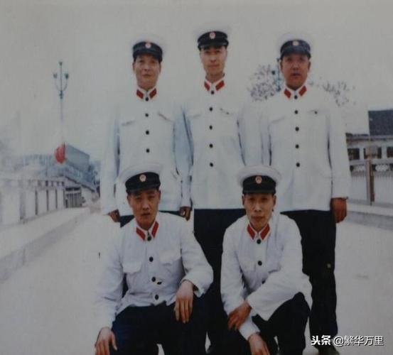 中国警察的警服长期都是军绿色为何又换成了藏青色
