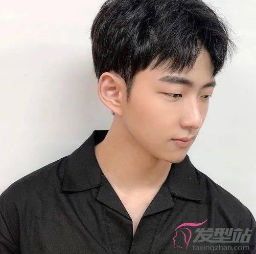 黑色的头发剪短,完全不用担心会有油腻感,出门前头发随意一抓就能