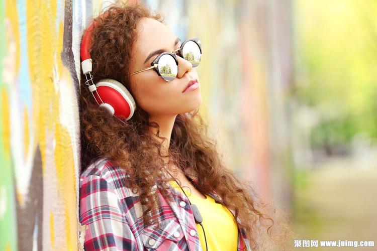 戴太阳镜听音乐的美女