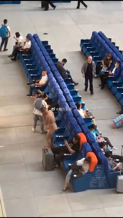 长春火车站候车大厅惊现男子裸奔,"没穿衣服来回跑,太恶心人"了