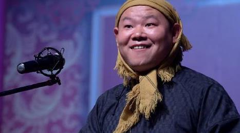 岳云鹏带四个保镖复工,被质疑偷戴女儿口罩,大半张脸都遮不住