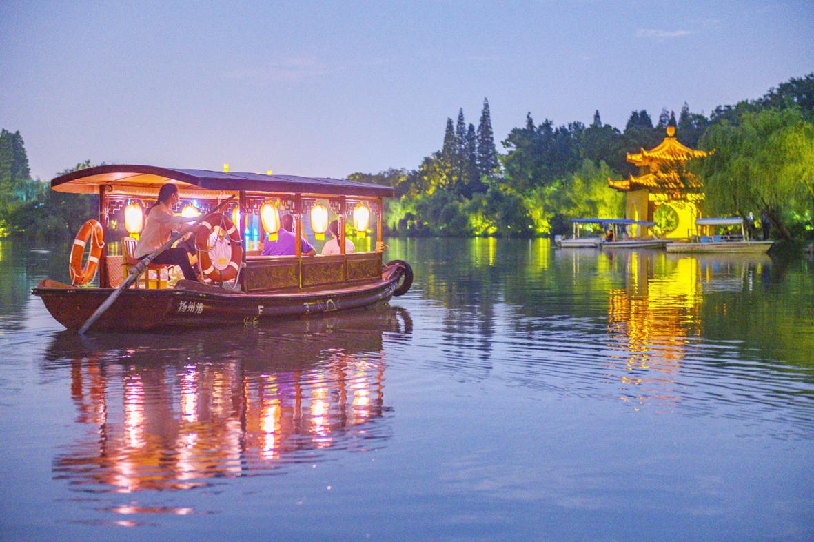 灯光秀花船巡游品美食带您解锁夜游新玩法