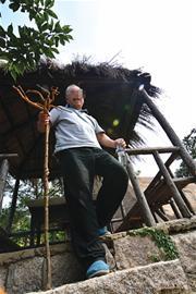 香气驱蛇 崂山棍成了登山杖隐藏深山 护林员发誓守秘笈
