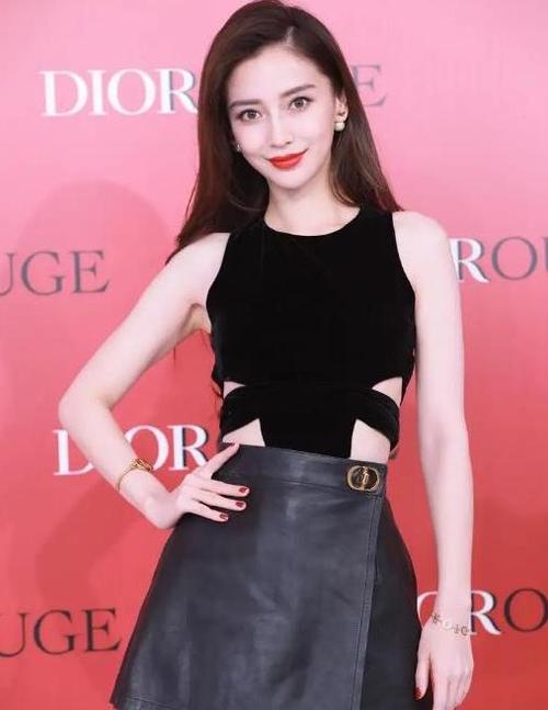 杨颖亮相活动好会穿一袭捆绑针织衫配皮裙五官端正太美艳