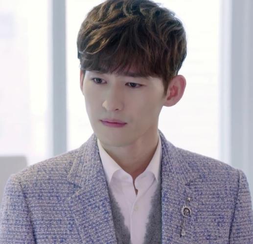 距《流星雨》已多年,张翰依然帅气未减,似乎看到了多