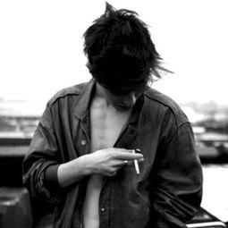 qq头像吸烟男生黑白侧面