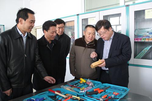 海南州委常委共和县委书记陈鸿林深入共和县中学调研