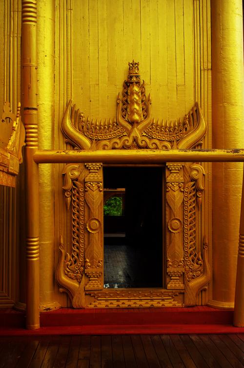 左首的大炮皇宫门口的铸铁炮皇宫标牌老董哥在皇宫门口老董哥在皇宫