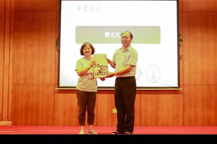 孙晓明教授代表广州中山大学海洋科学学院与台湾中山大学海洋科学系林