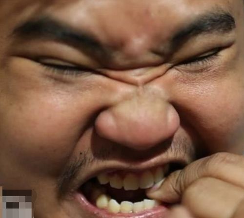 泰国小哥cos"贝吉塔",面部狰狞咬破手指,成品一出,网友:下血本