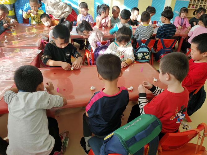 太旗小哈佛幼儿园大班彩泥活动《大白鹅》