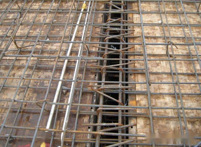 未满足者,应加插倒u形钢筋,钢筋规格同原设计,长度为搭接长度lld