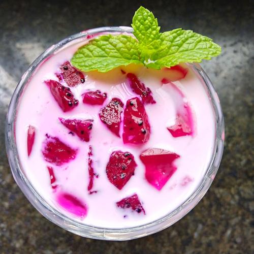 火龙果撞奶,颜色非常美,好看又好喝