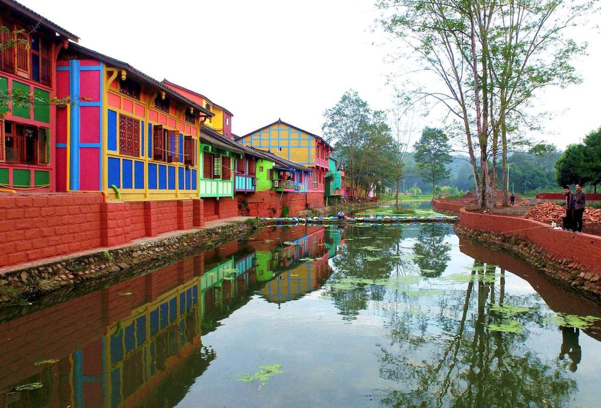 这个五彩的童话小镇,就在重庆旁边