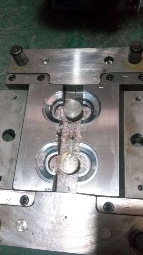 一款哈夫模具,对半滑块结构