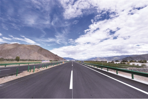 图为即将通车的国道349线泽当至拉萨贡嘎机场段道路.