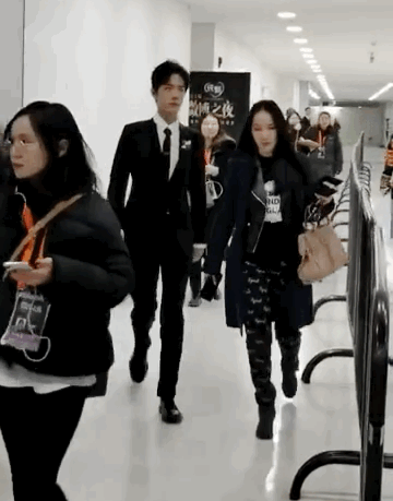 肖战断层拿到微博king,一路神态自若,身边美女经纪人全程戒备