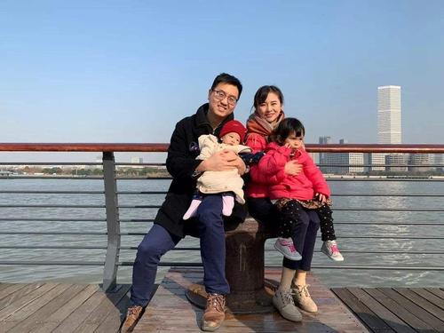 charles和廖智幸福的一家四口(图片来源于网络)
