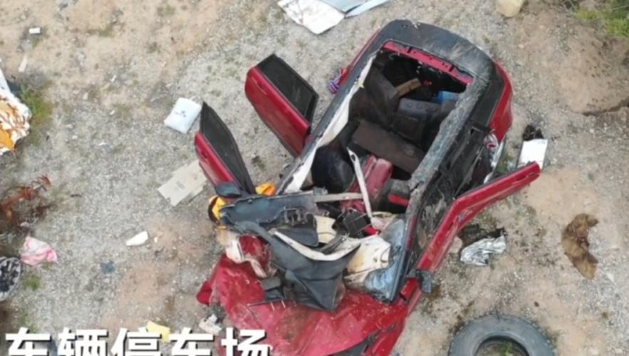 于月仙车祸现场惨不忍睹!车顶被掀开,骆驼被撞碎,残骸